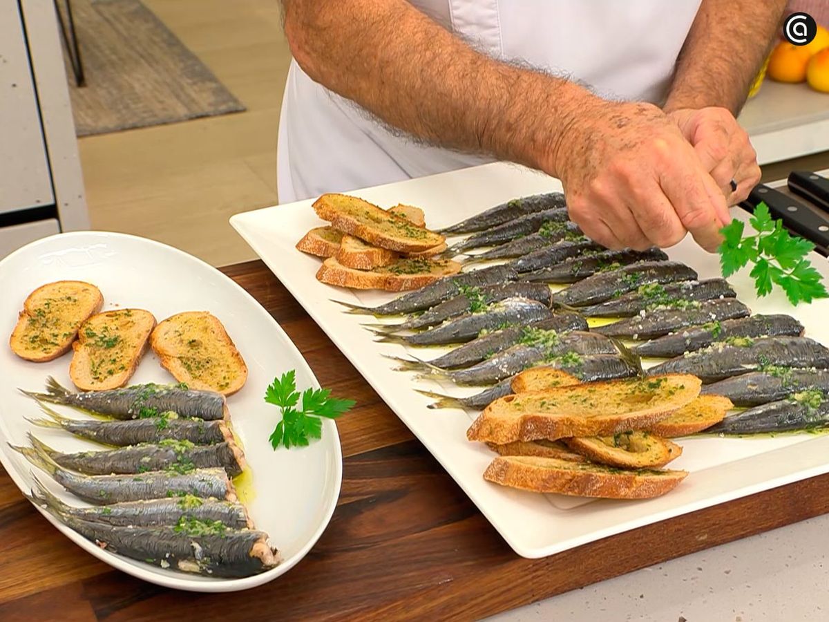 Sirve las sardinas recién horneadas con rebanadas de pan de ajo