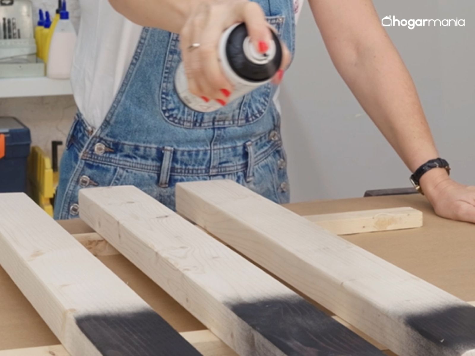 Los listones del asiento reciben pintura en spray de forma rápida y uniforme.