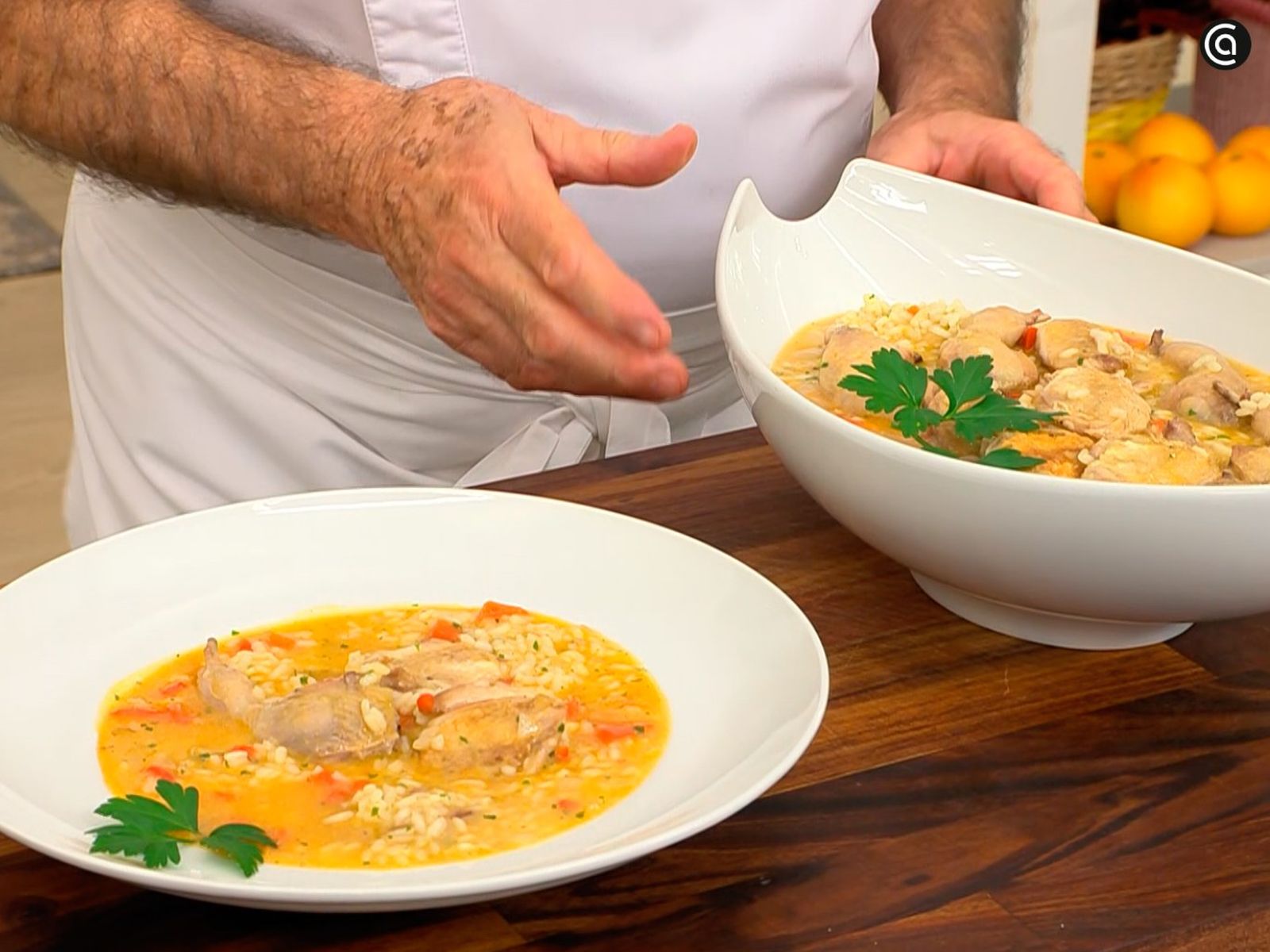 Decora el arroz caldoso con codornices con una hoja de perejil
