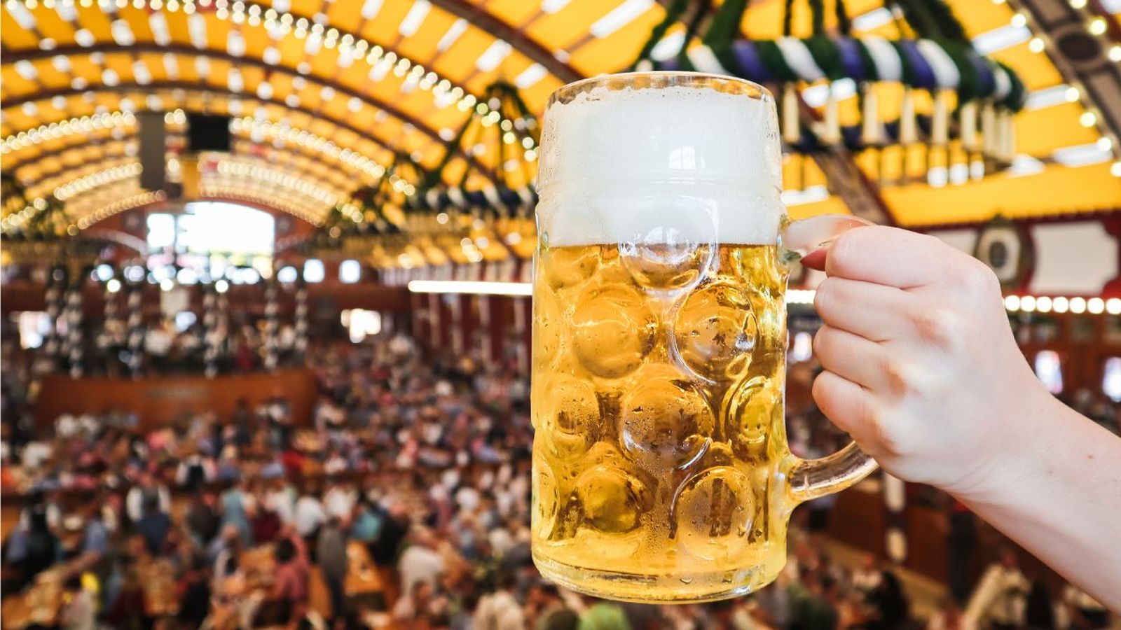 Jarra de cerveza en el Oktoberfest de Múnich Jarra de cerveza en el Oktoberfest de Múnich