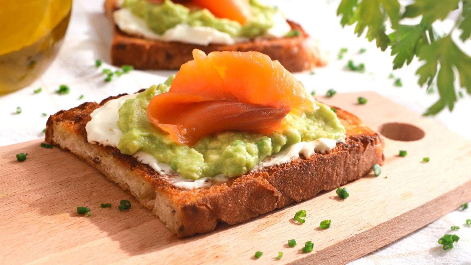 Tostas de aguacate y salmón 
