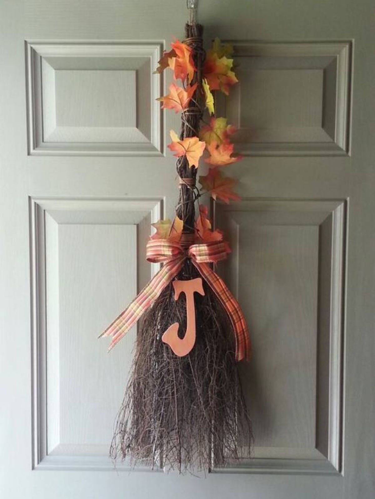 decorar escoba halloween hojas e iniciales pinterest