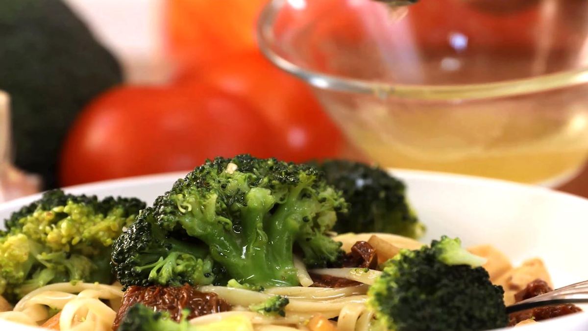 Receta de tallarines con brócoli y pollo  paso 6