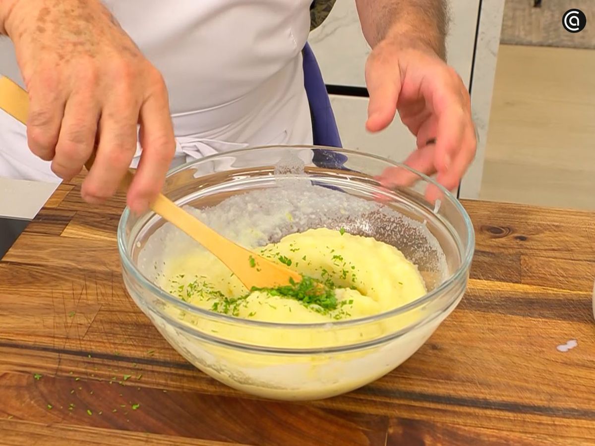 Mezcla la crema de patata con perejil