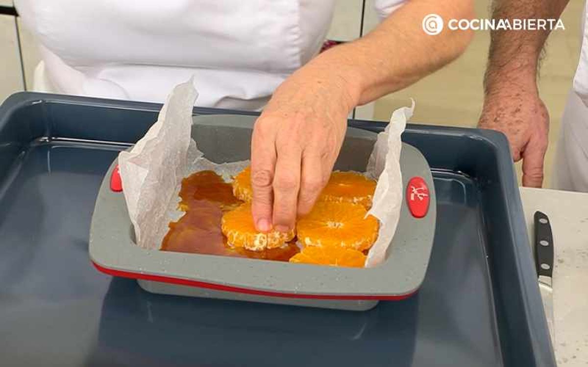 Cubre la base del molde con rodajas de mandarinas