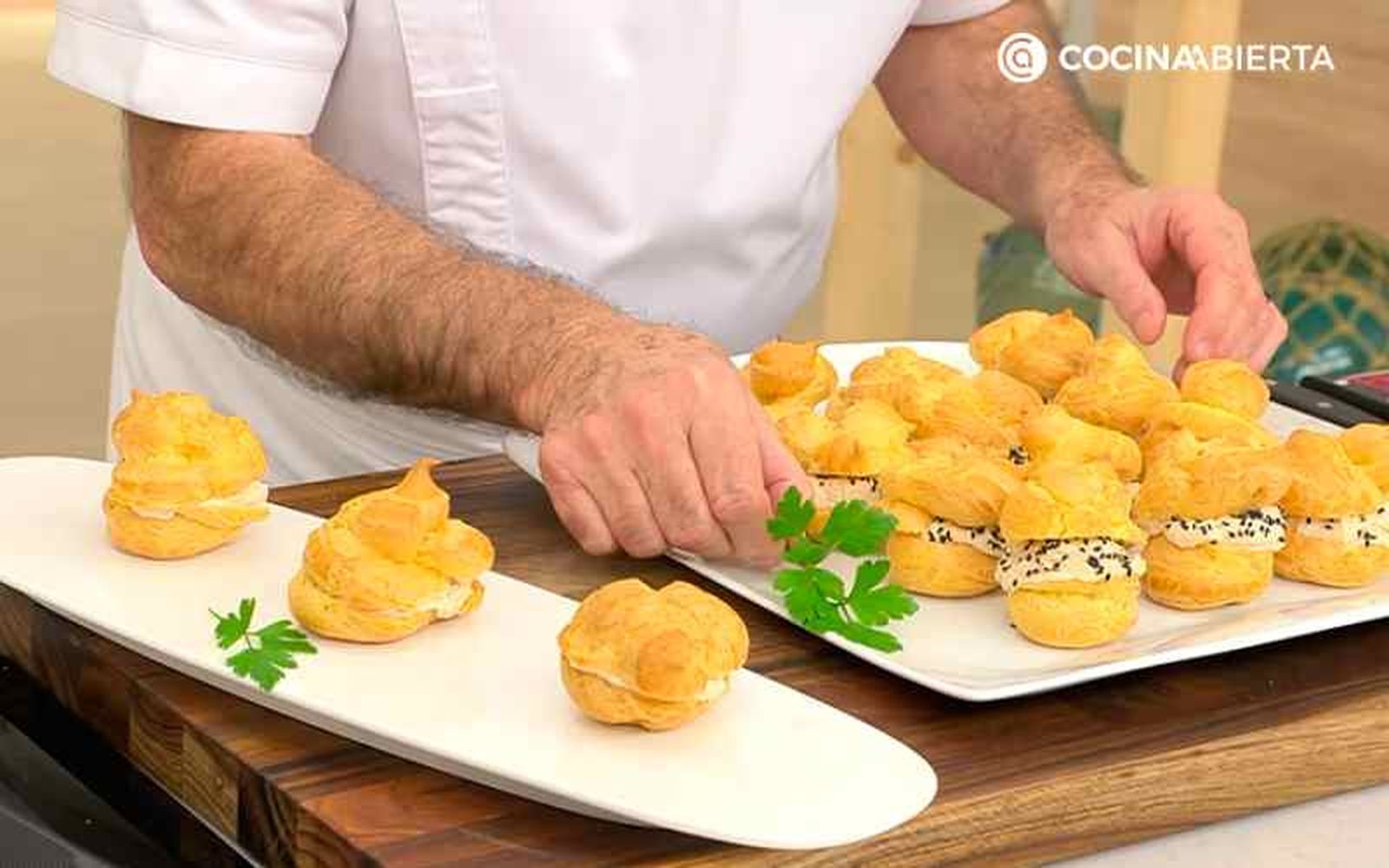 Sirve y decora los profiteroles de foie