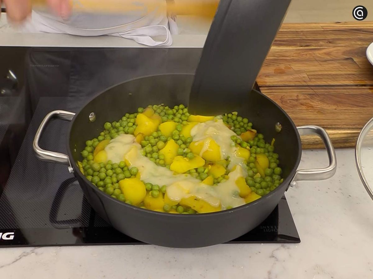 Vierte la mezcla de harina