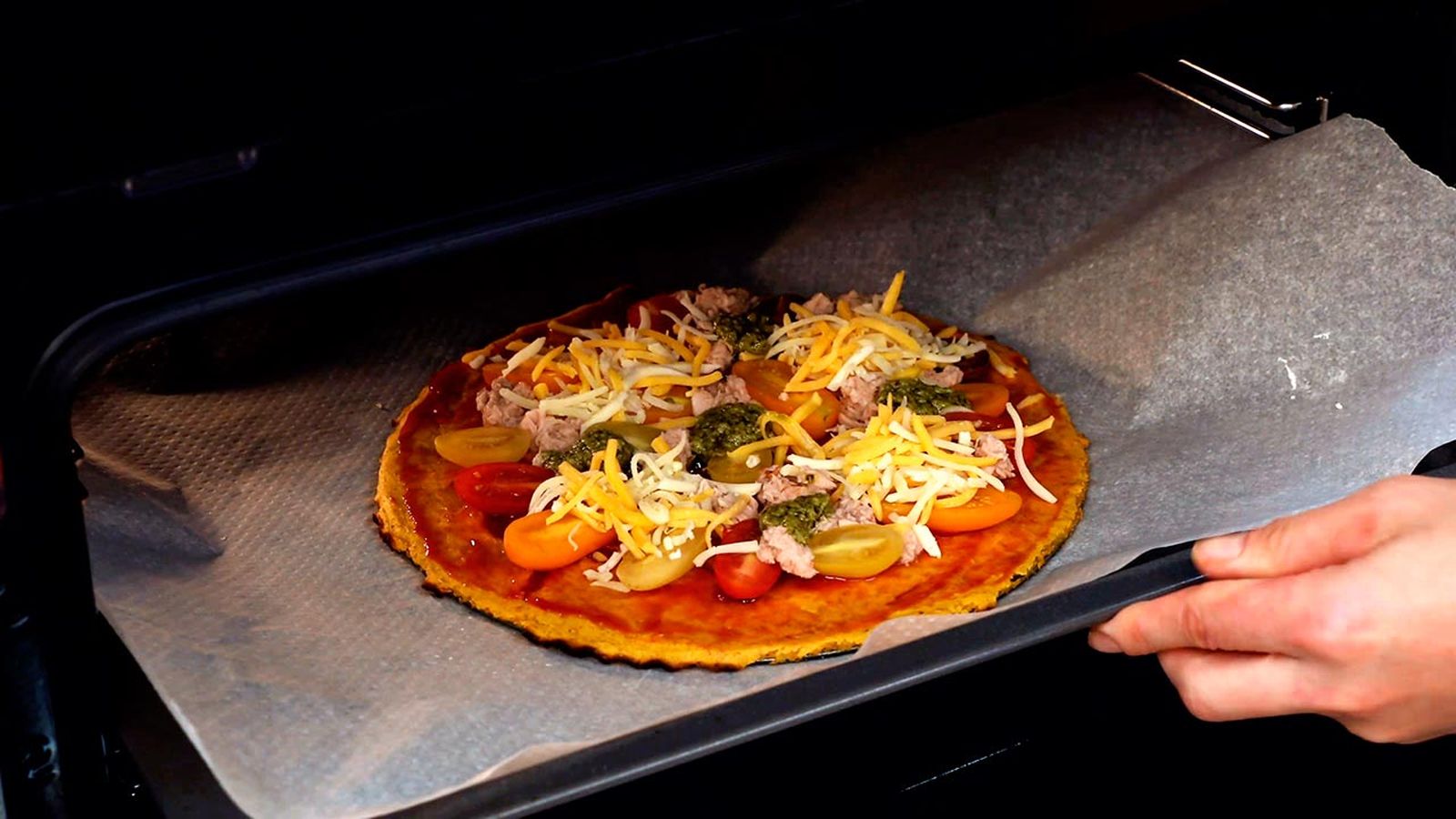 Hornea para que se dore y el queso se funda Receta de pizza fantasma para Halloween paso 3
