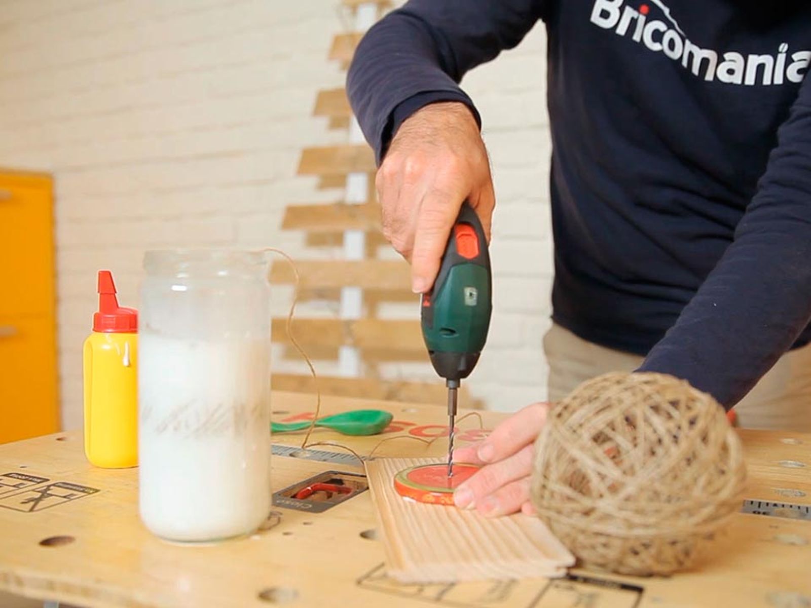 Cómo hacer bolas de Navidad con cuerdas paso 4