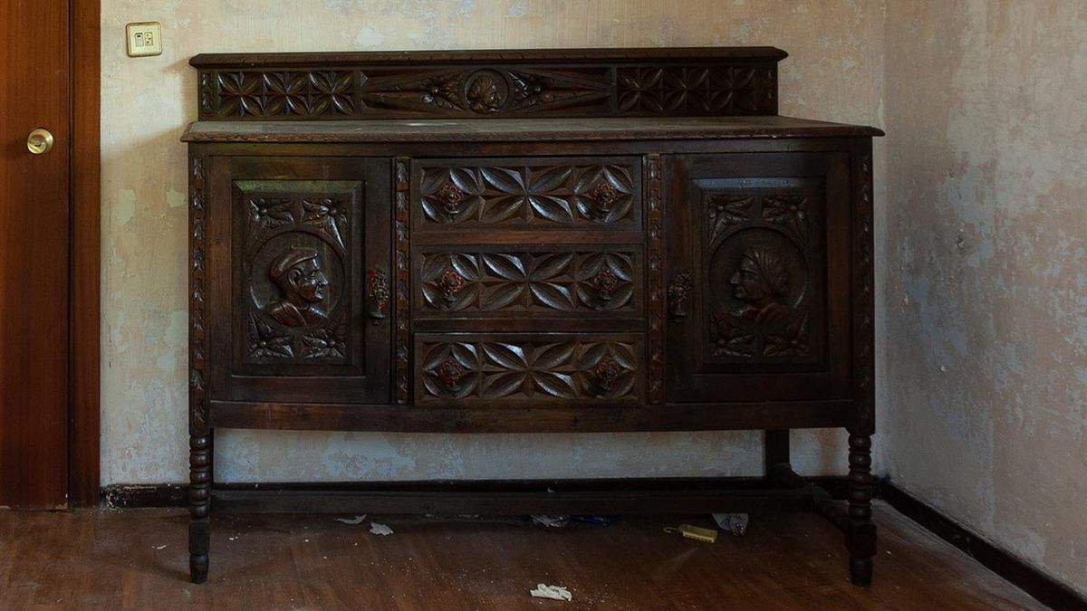 pintar mueble antiguo rojo antes