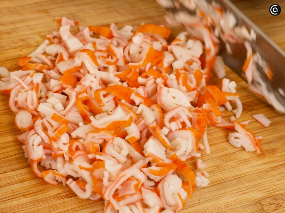 Pica el surimi y el jamón york