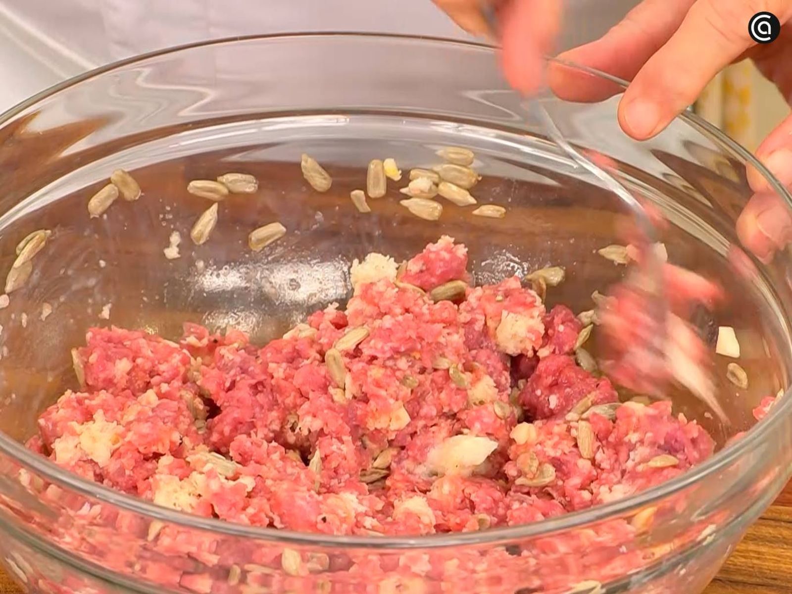 Mezcla bien los ingredientes de las albóndigas Mezcla bien los ingredientes de las albóndigas