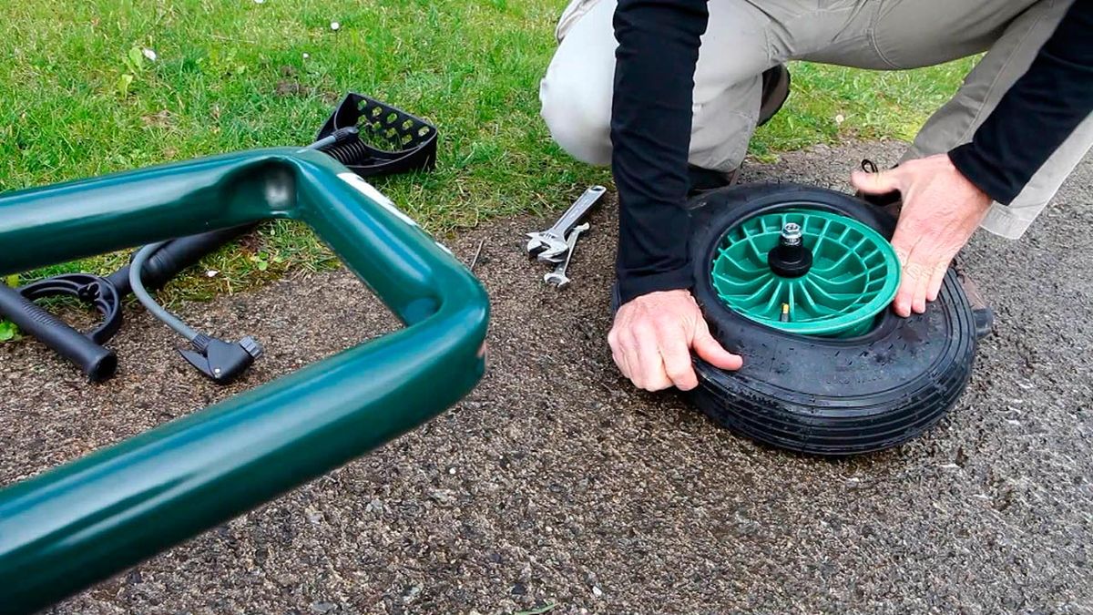 Cambiar rueda de carretilla paso 3