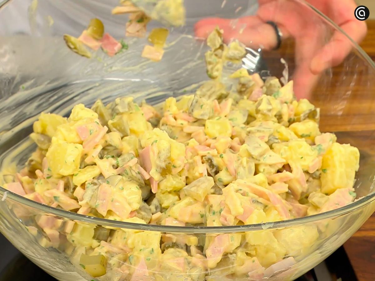 Pica pepinillos y jamón en dados, añade la mayonesa y mezcla hasta integrar