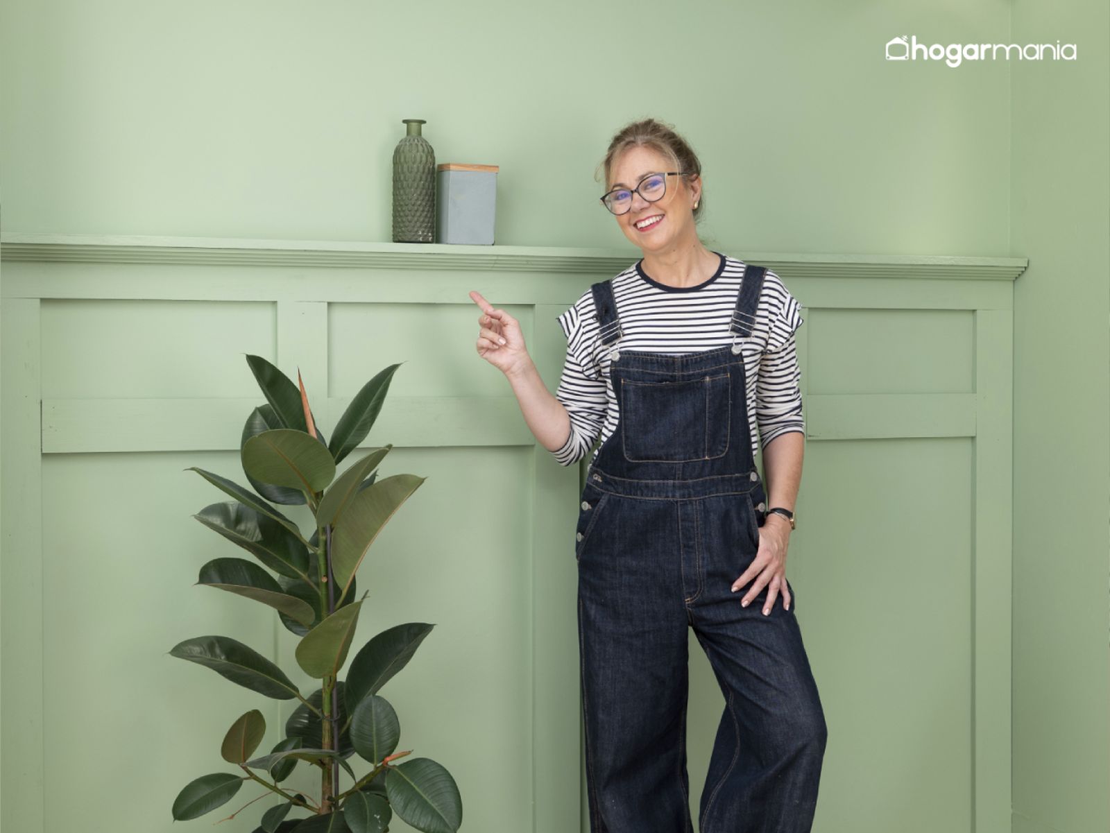 El friso de madera pintado en verde aporta calidez y personalidad al espacio, creando un ambiente acogedor y lleno de estilo.
