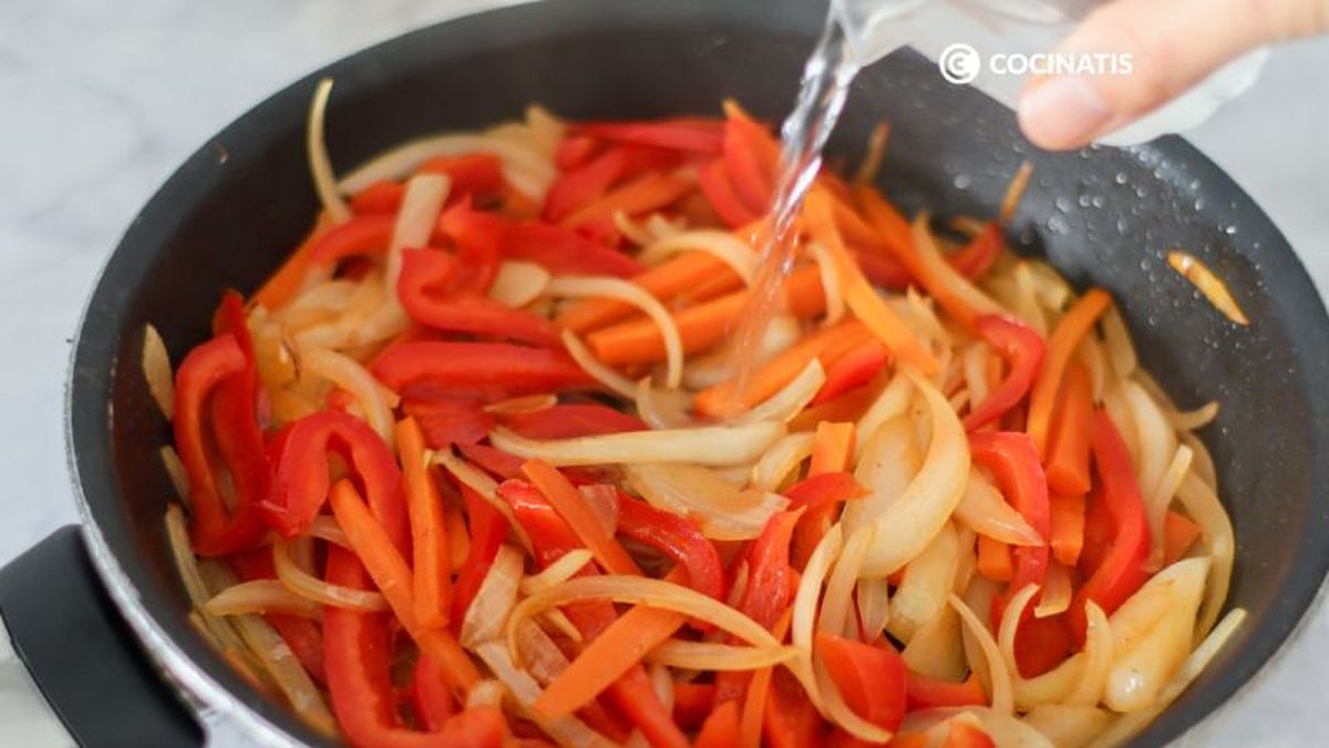 Agregar agua a las verduras doradas
