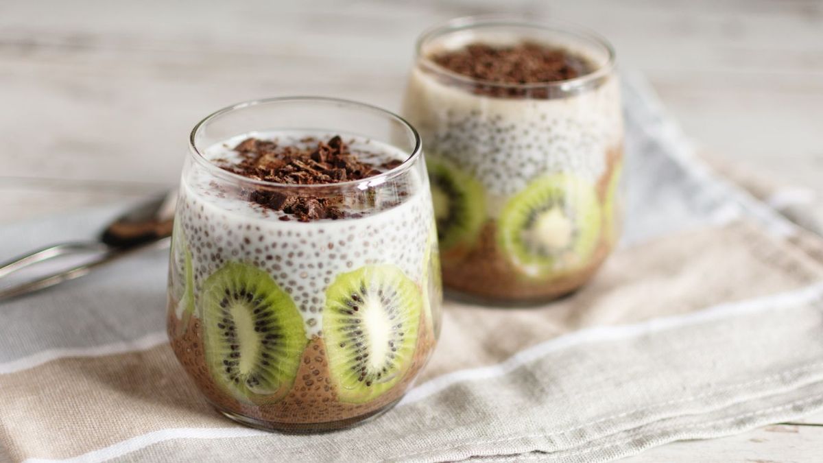 Vasito de yogur y fruta con semillas de chía