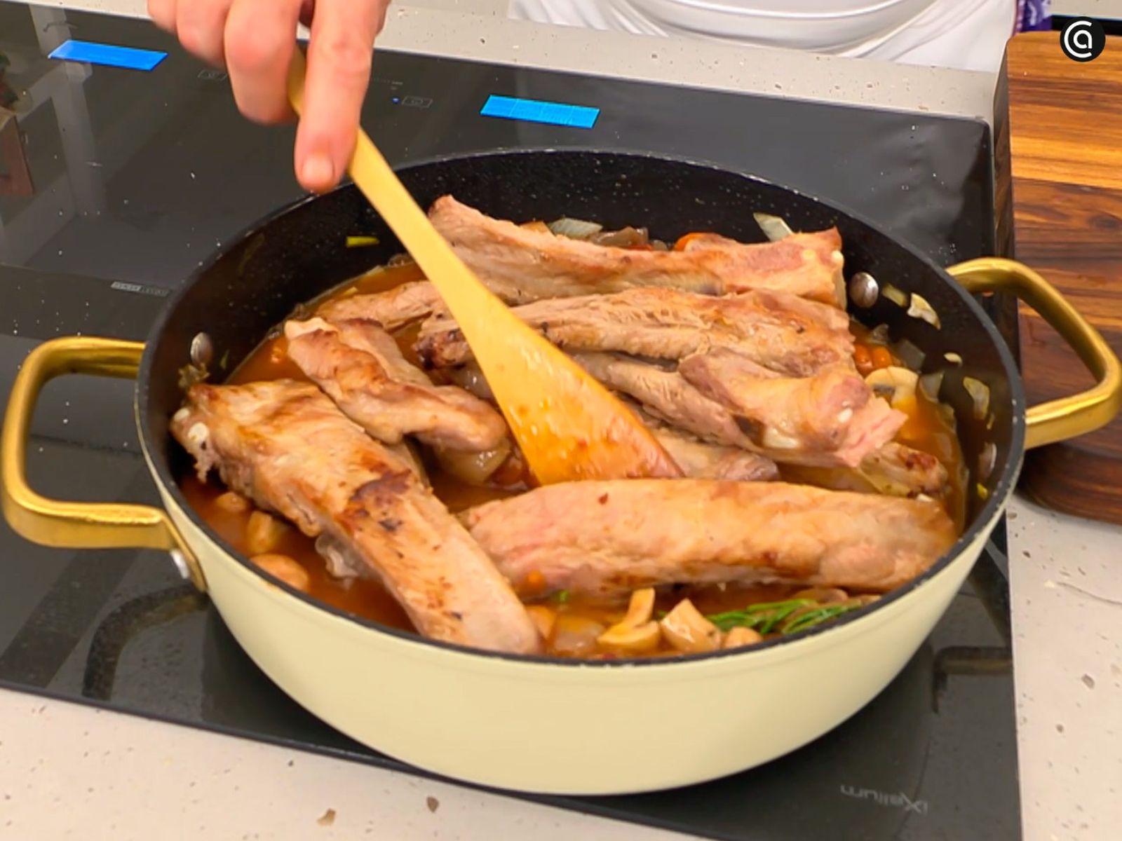 Agrega las costillas de cerdo y cocina