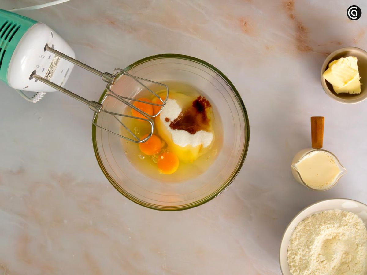 Bate los ingredientes para el bizcocho