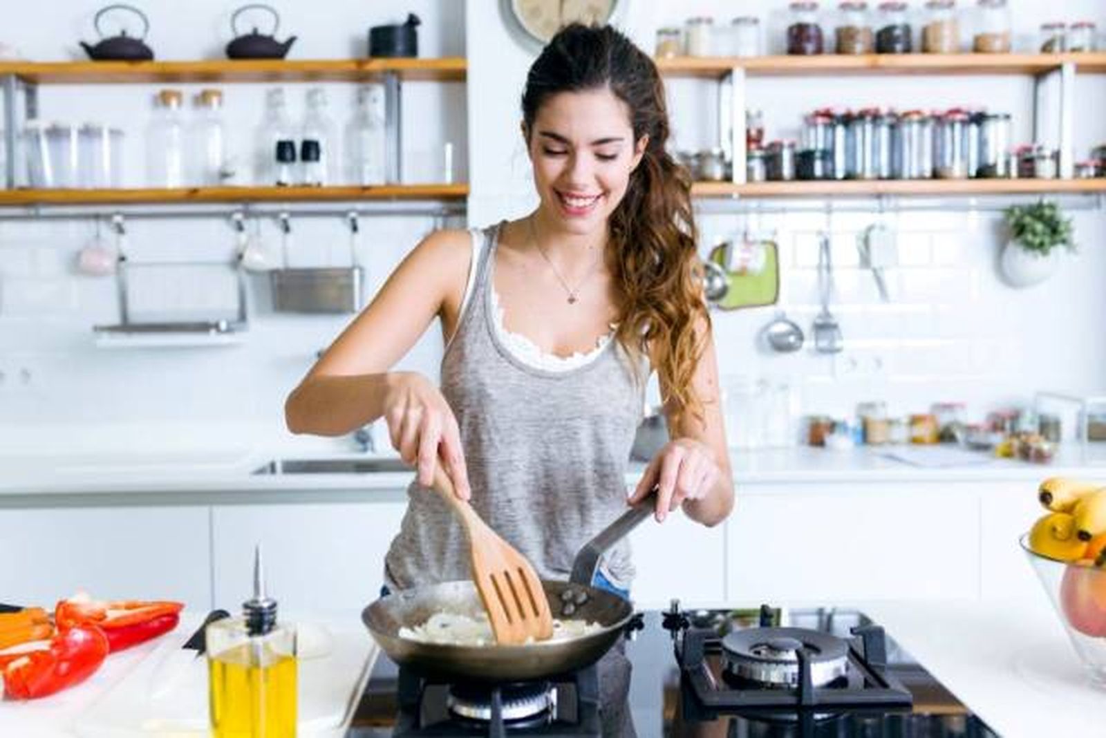 mujer joven cocinando 2