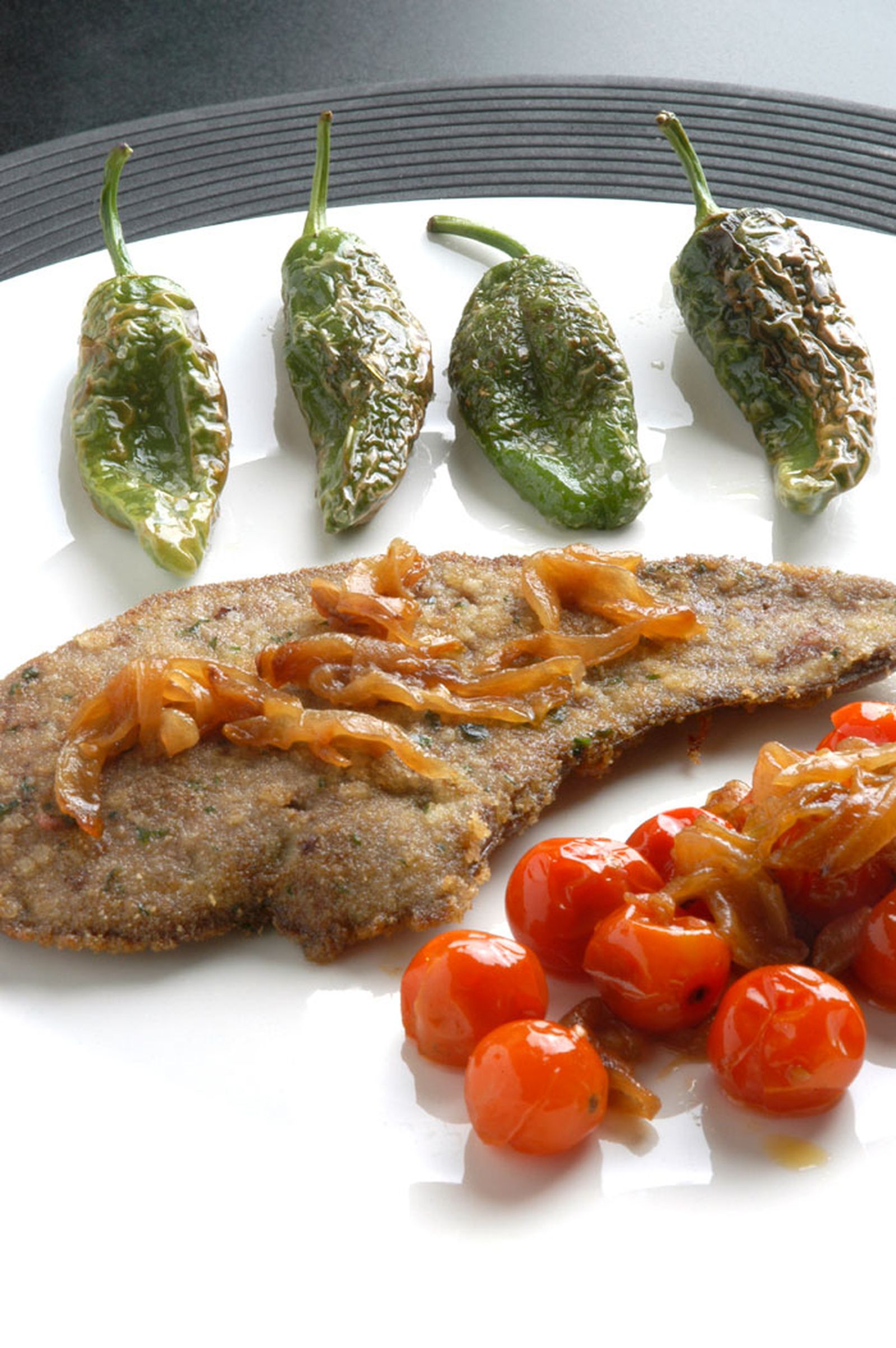 Hígado de ternera con pimientos verdes fritos