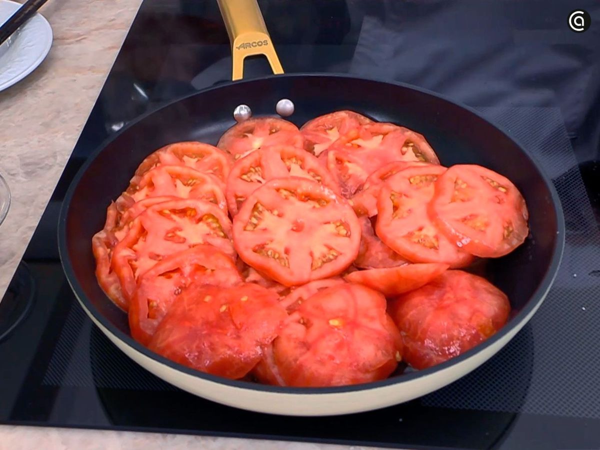 Cocinar el tomate del pollo entomatado con patatas