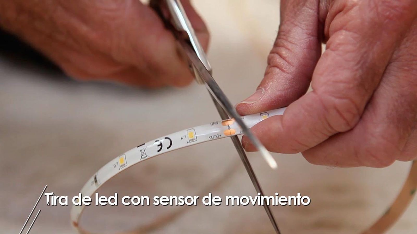 Como instalar tira de led con sensor de movimiento paso 1 Como instalar tira de led con sensor de movimiento paso 1