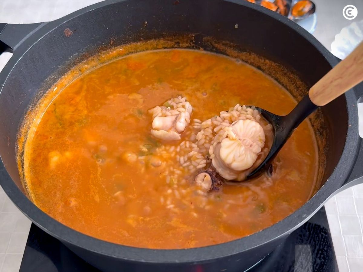Añadir el pescado al arroz caldoso de marisco