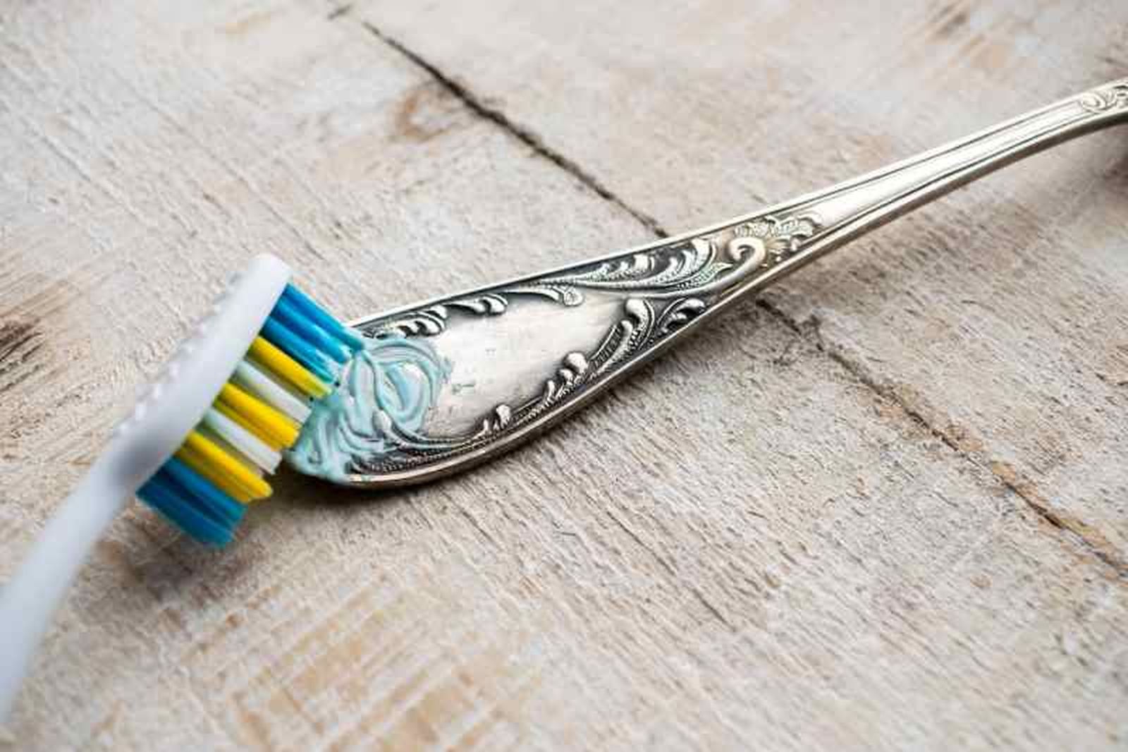 Limpieza de un cubierto de plata con pasta dental Limpieza de un cubierto de plata con pasta dental