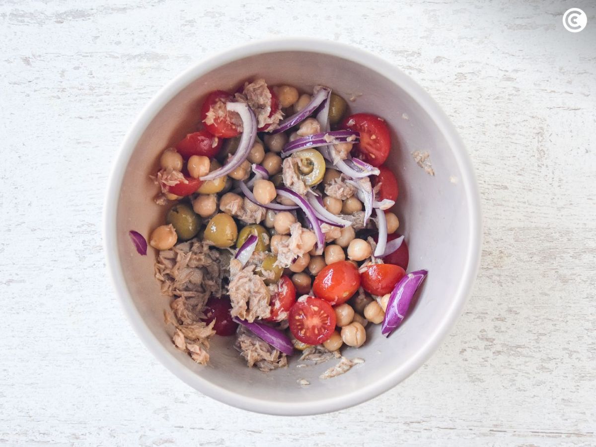 Preparar la ensalada de garbanzos con atún y huevo duro