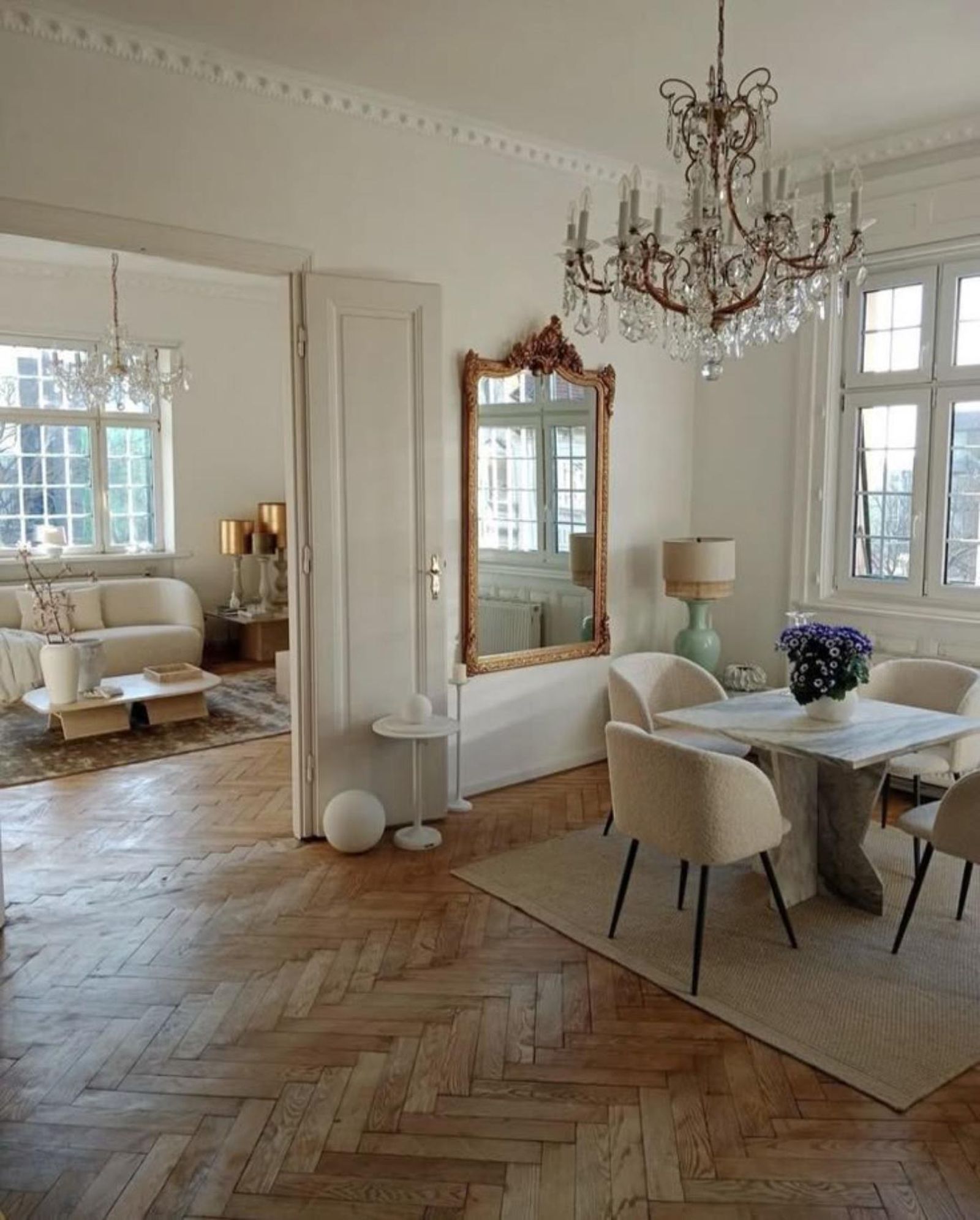 Salón comedor con lámparas de estilo clásico. Salón comedor con lámparas de estilo clásico.