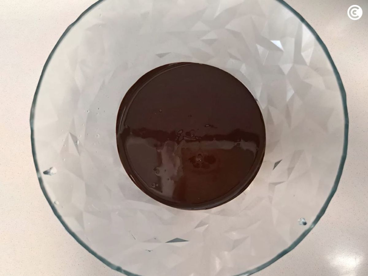 Fundir el chocolate para hacer la mousse de naranja y chocolate en calabazas de Halloween