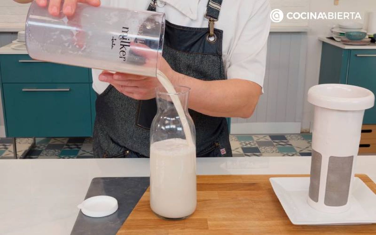 Elaboración de la receta de leche de avellanas - Reserva la pulpa y guarda la leche