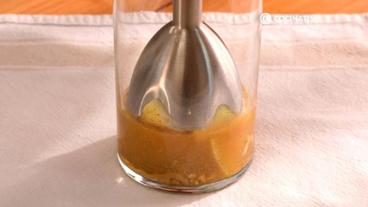 Tritura los ingredientes para la salsa