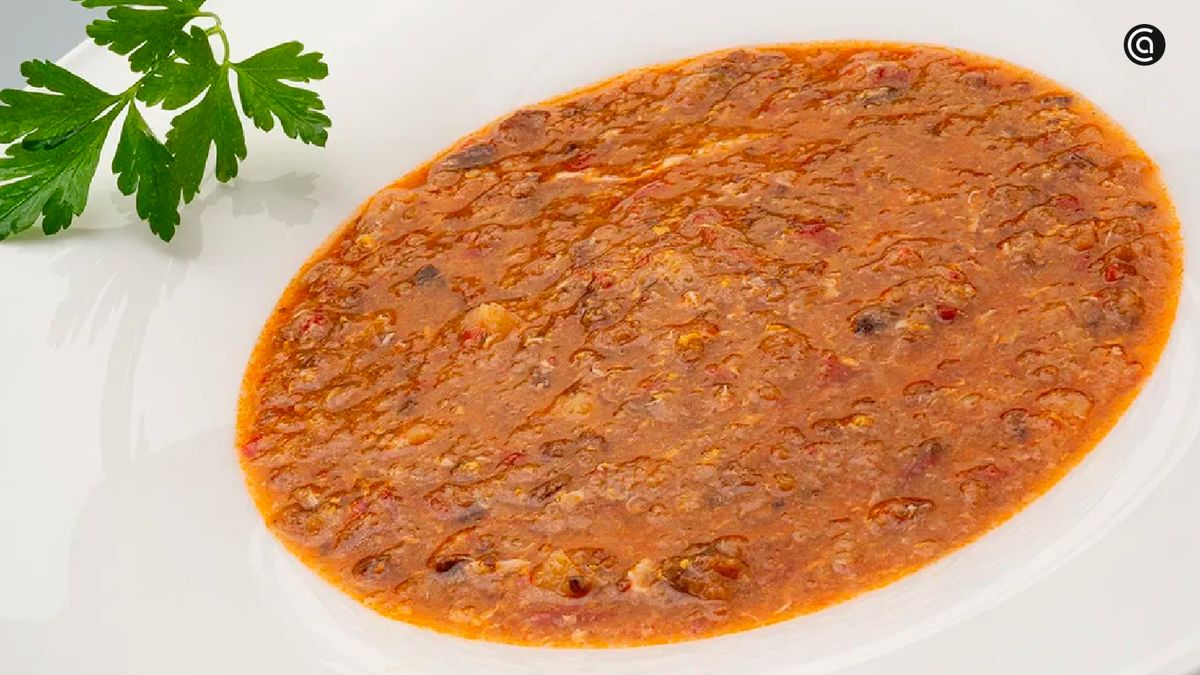 La sopa de ajo vasca, la zurrukutuna, lleva bacalao como ingrediente estrella