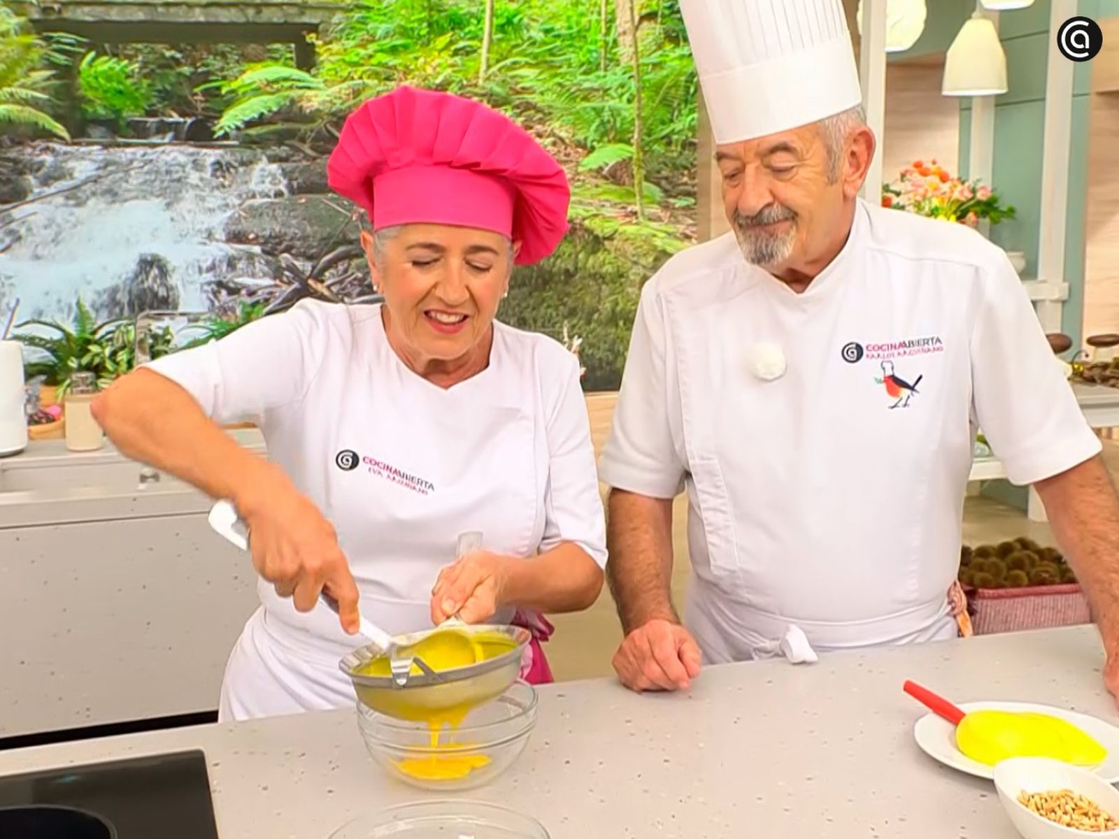 Cuela el puré de mango para obtener una gelatina más fina