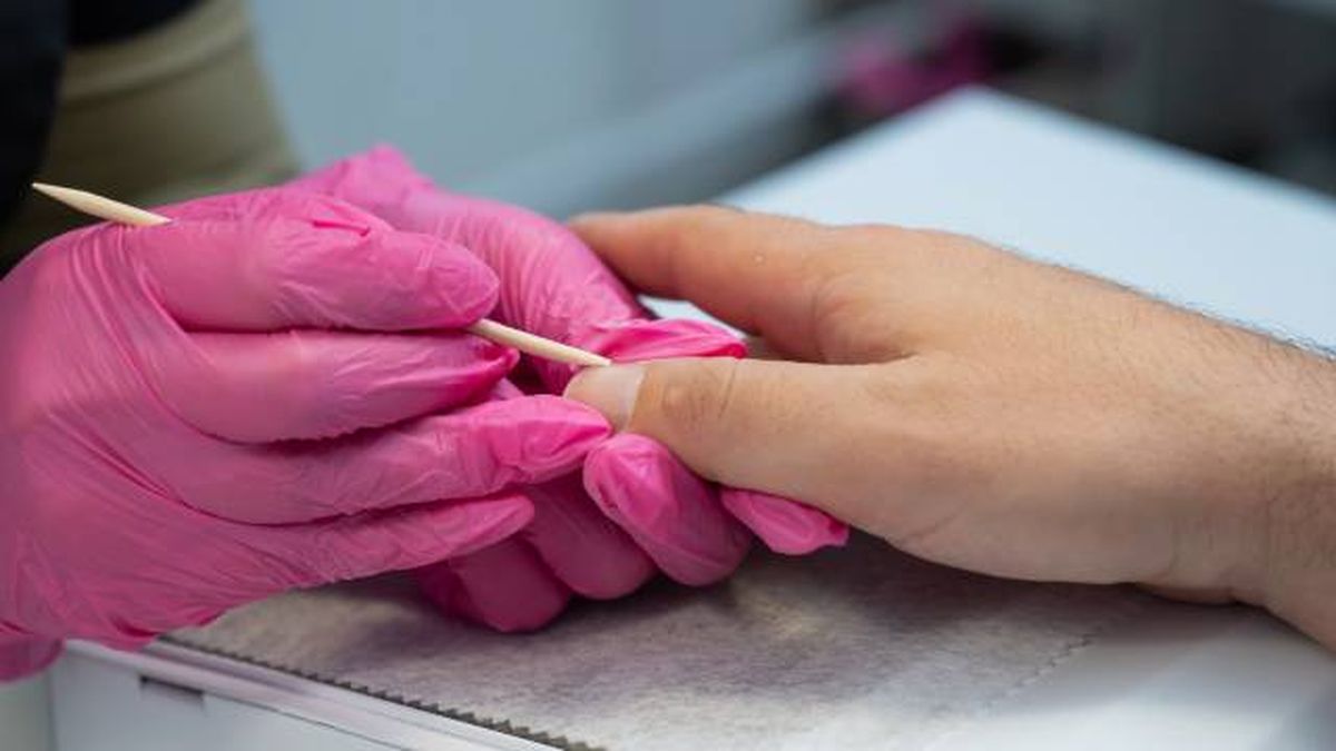 limpiar las unas por centro con palo de naranja