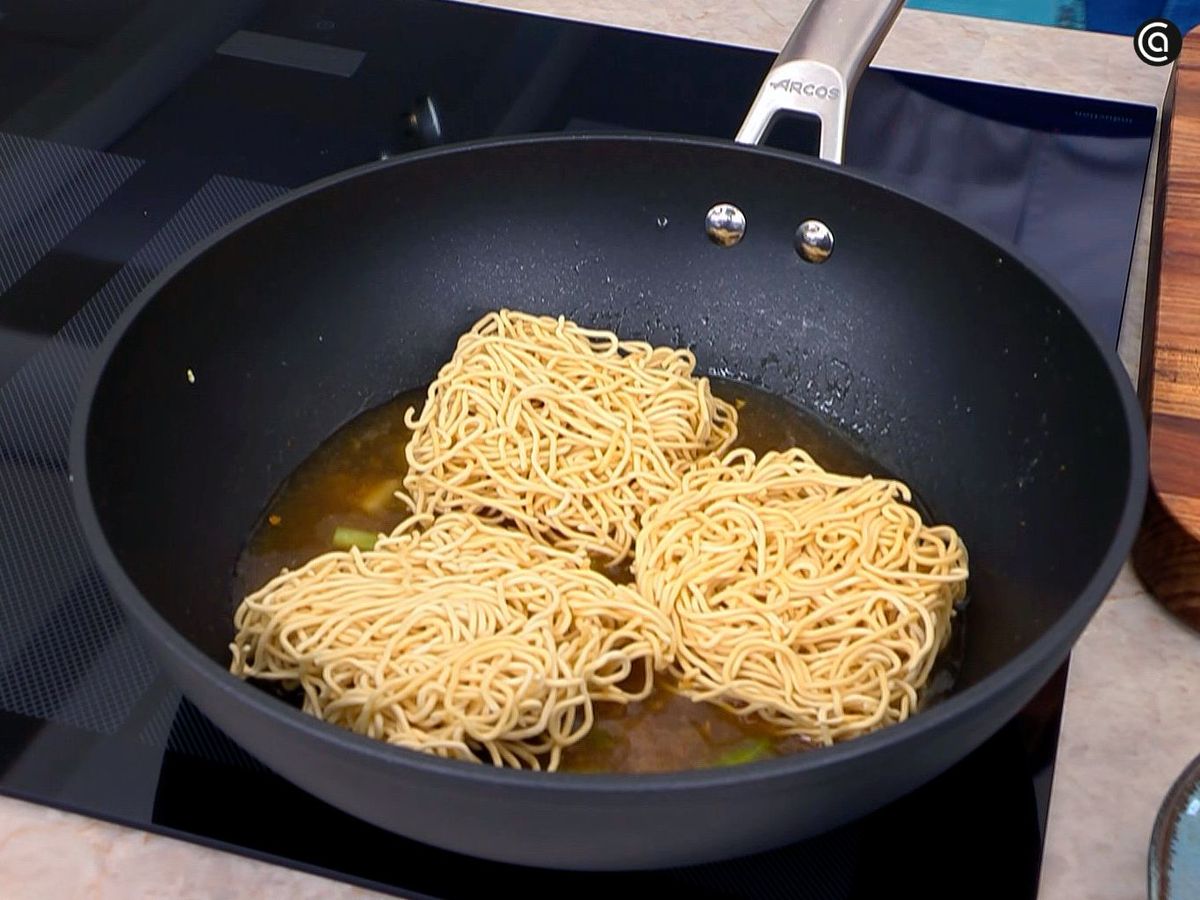 Cocer los fideos de arroz para el pad thai de langostinos