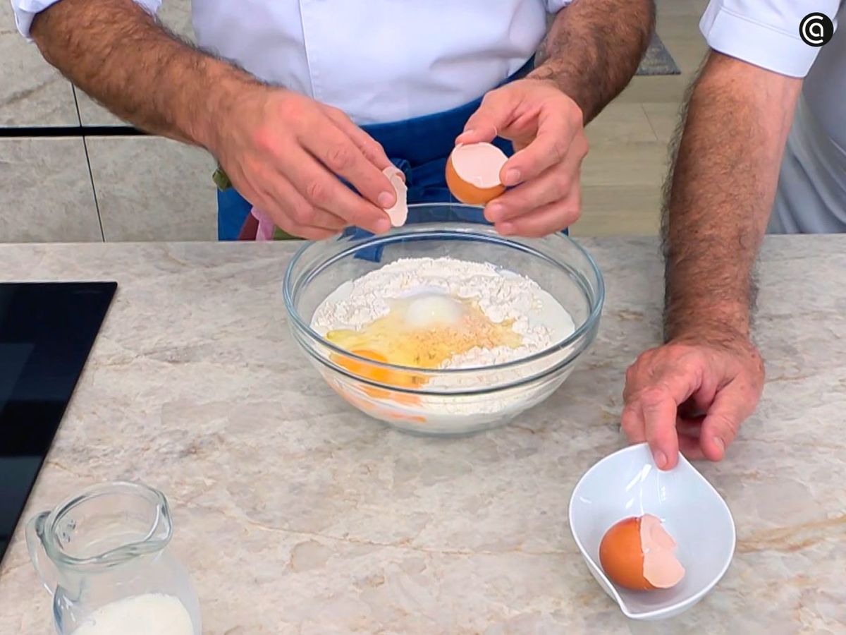Preparar la masa para los bollo de leche con chocolate