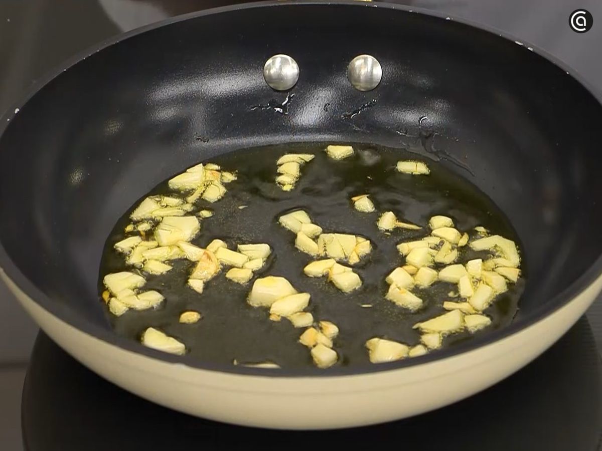 Corta los ajos muy pequeños y sofríelos suavemente