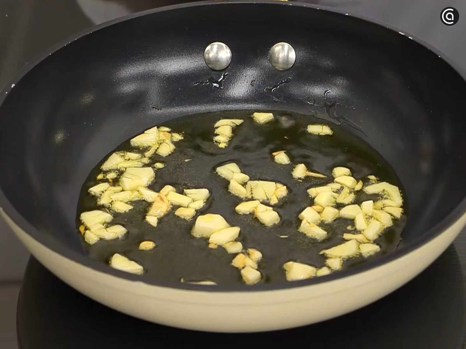 Corta los ajos muy pequeños y sofríelos suavemente