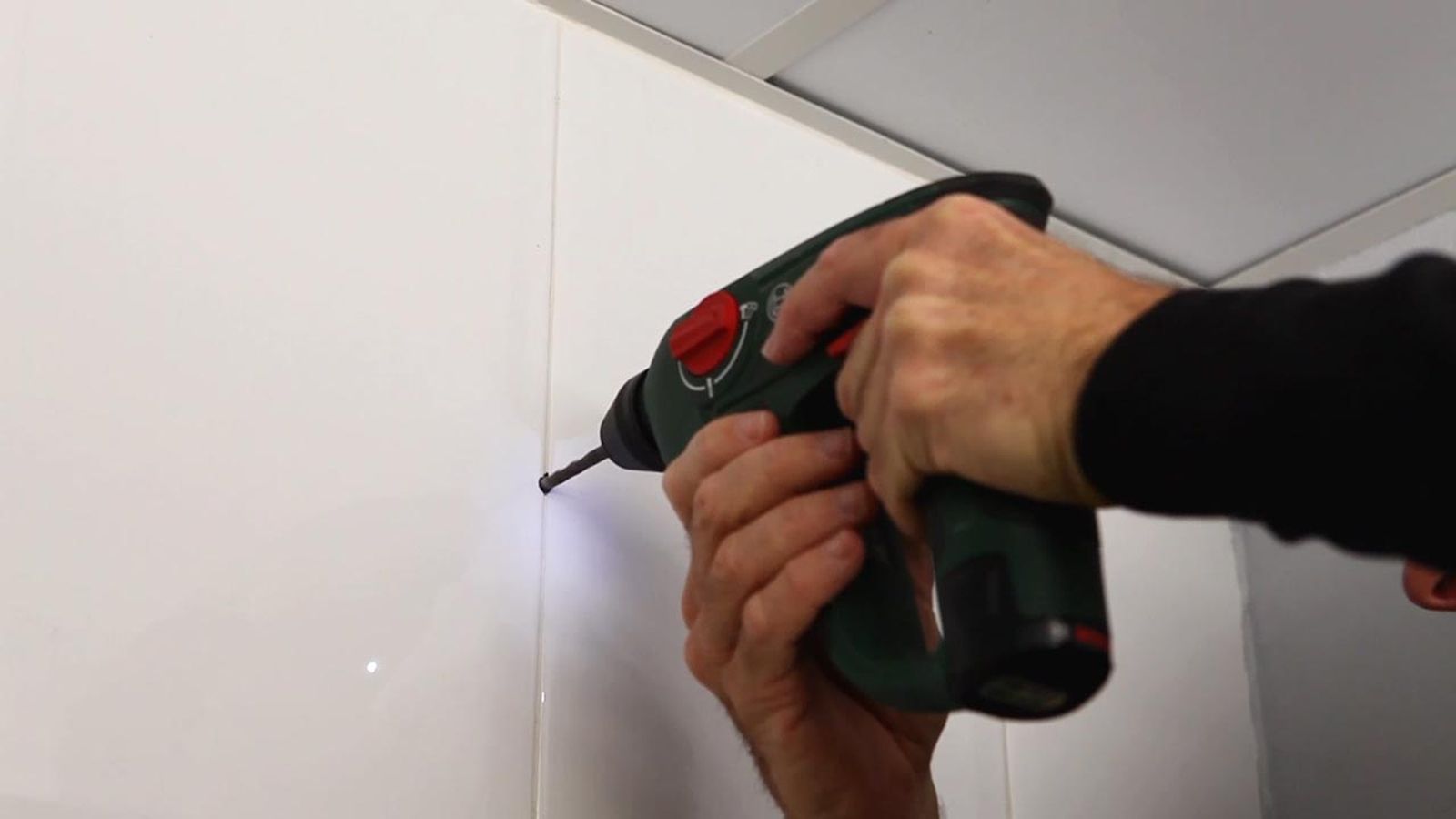 Cómo instalar un calefactor eléctrico de pared paso 4 Cómo instalar un calefactor eléctrico de pared paso 4