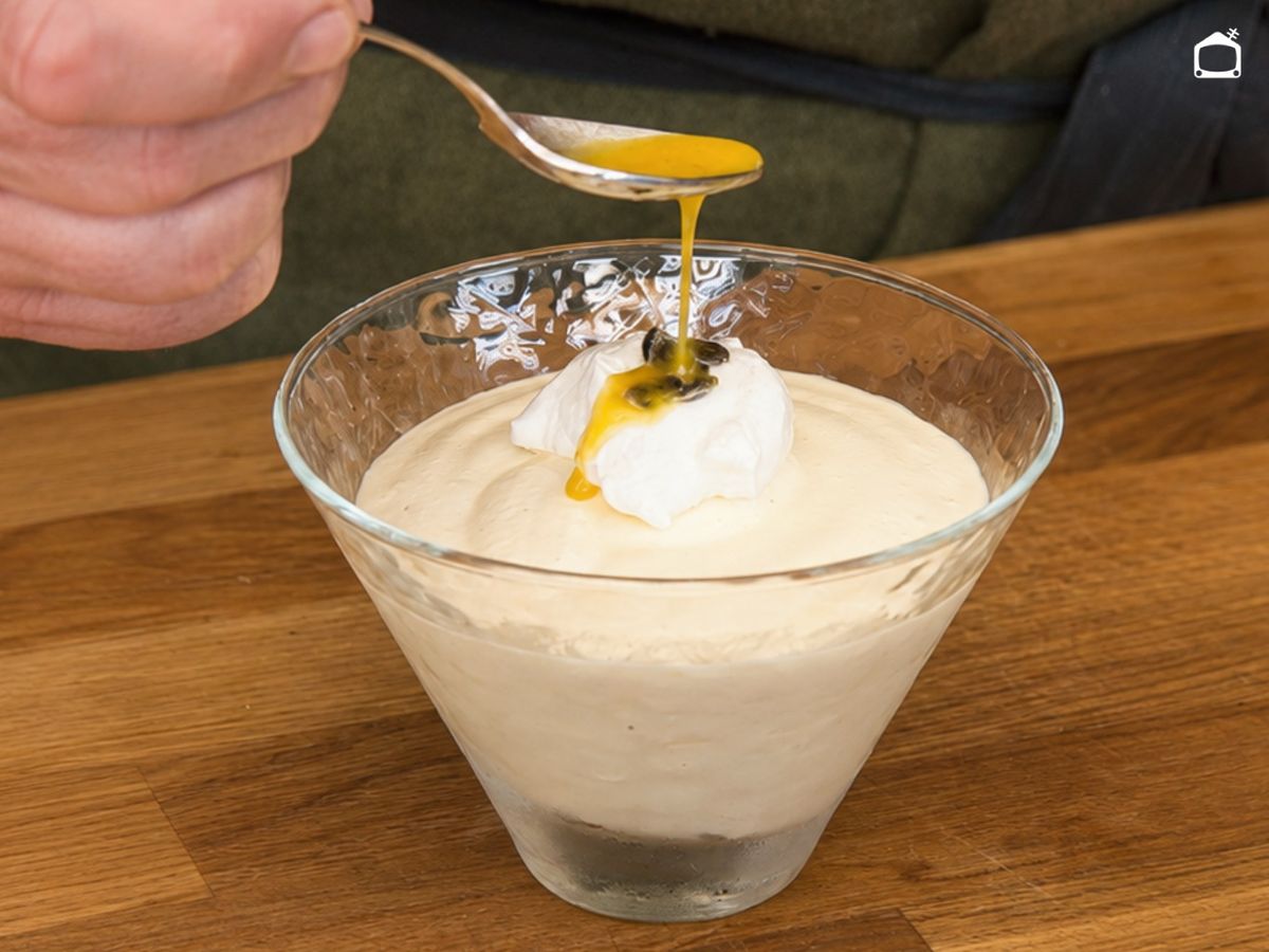 Decora la mousse con nata montada, semillas y zumo de maracuyá