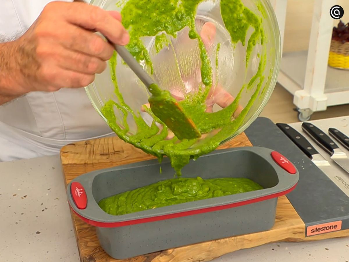 Lleva al horno el bizcocho de acelgas y frutos secos