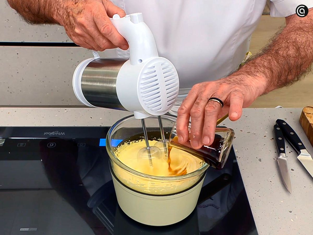 Agrega el vino poco a poco sin dejar de batir para hacer el sabayón