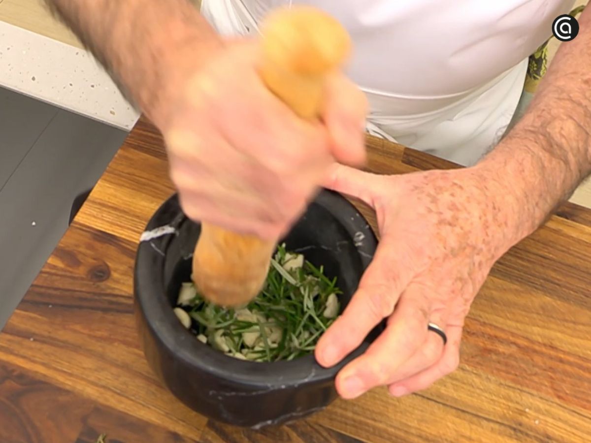 Las hierbas aromáticas y el ajo se trabajan en el mortero para preparar un majado intenso.