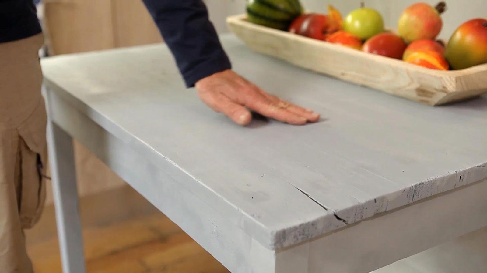 Como pintar una mesa con pintura al agua de efecto tiza paso 5 Como pintar una mesa con pintura al agua de efecto tiza paso 5