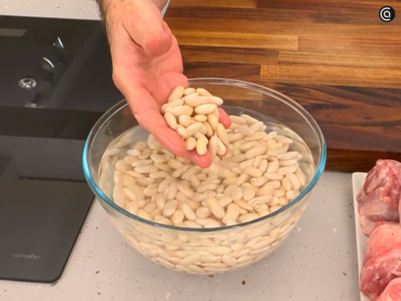 Remoja las alubias blancas