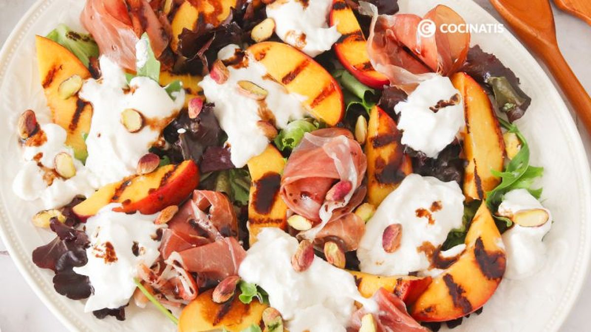 Aliñamos la ensalada de burrata