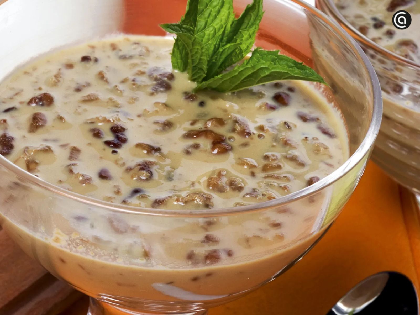 Crema de nueces típica del invierno vasco, servida templada y con una textura densa que recuerda a las natillas.